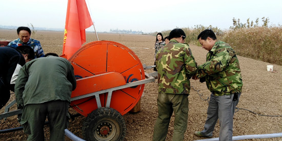 鳳臺(tái)縣水利建筑安裝工程公司結(jié)合“不忘初心、牢記使命”主題教育活動(dòng)，于11月7日起，派出抗旱幫扶小組前住東風(fēng)湖農(nóng)村一隊(duì)開展抗旱幫扶工作。